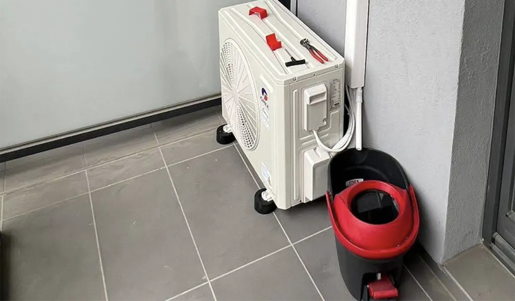 Odprowadzenie skroplin na balkon obok agregatu