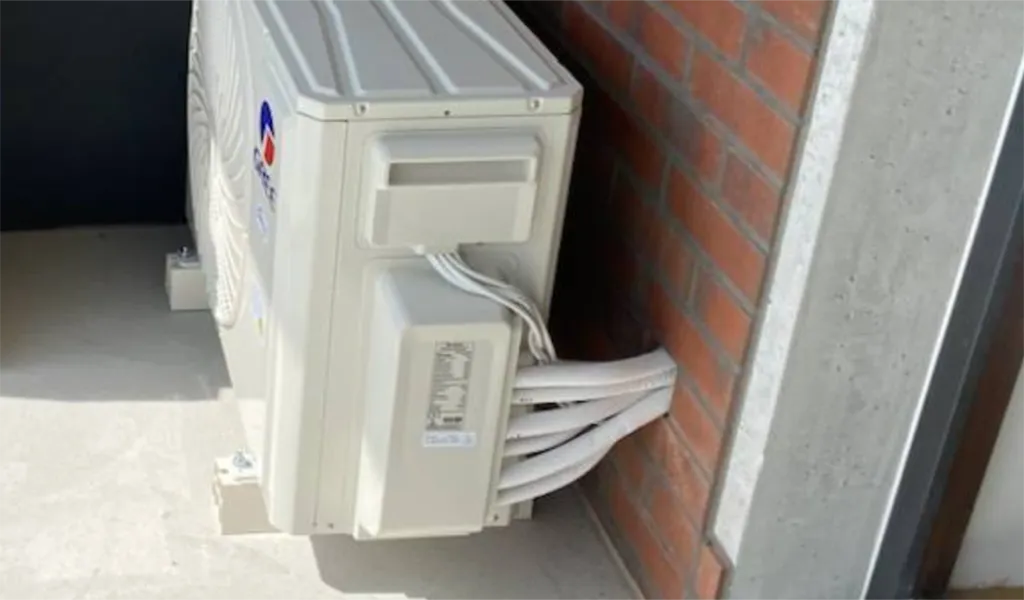 Instalacja do agregatu przez przewiert na balkonie